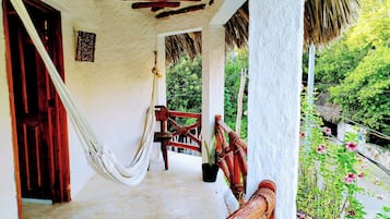 Habitación tradicional, balcón, vista al jardín | Balcón