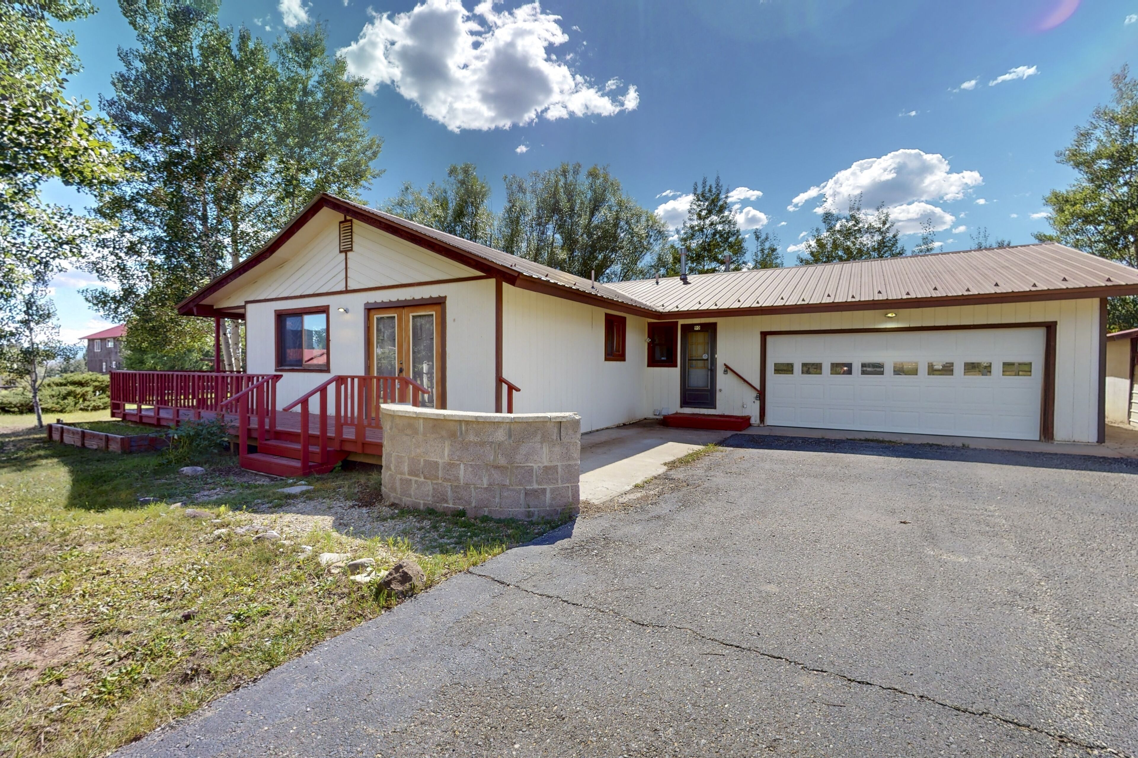 Stunning cabin w/ mountain & lake views, private W/D, near outdoor activities