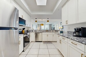 雪櫃、微波爐、焗爐、爐具