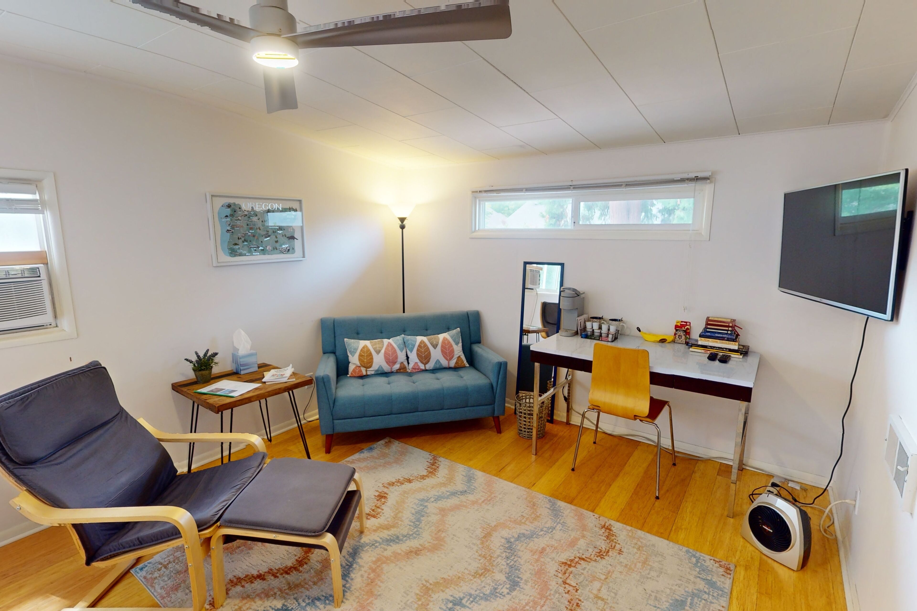 Cozy apartment with WiFi, streaming, kitchenette, W/D, shared backyard