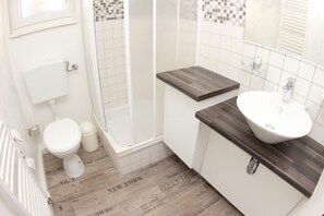 Badewanne, Komfortbadewanne, Haartrockner, Hausschuhe