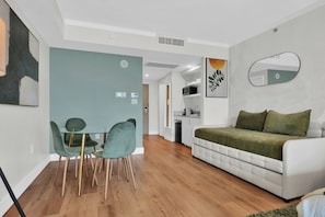 Lägenhet Comfort - 1 kingsize-säng med bäddsoffa - balkong - havsutsikt | 1 sovrum, strykjärn/strykbräda och gratis wi-fi