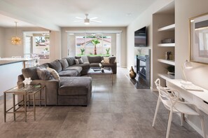 Smart TV, caminetto, lettore DVD, libri