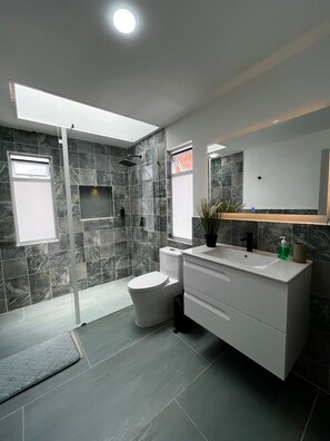 Handtücher, Seife, Toilettenpapier