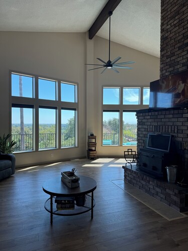 Stunning large 3-bedroom house in lovely Red Bluff with AC, WiFi