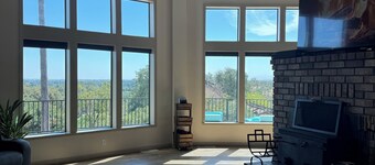 Stunning large 3-bedroom house in lovely Red Bluff with AC, WiFi