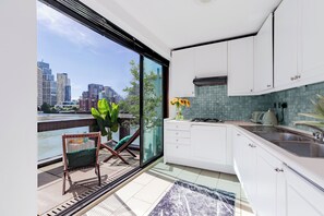 Een koelkast, een magnetron, een oven, een kookplaat