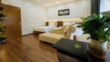 Luksus-dobbelt- eller tomannsrom, balkong, byutsikt | Sengetøy av topp kvalitet, senger med overmadrass og skrivebord