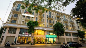 A multi-story hotel with a sign for 'AZOMAHOTEL' and 'HD COFFEE & TEA'. - Azoma Hotel (Hanoi)