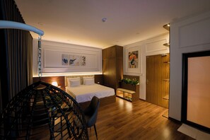 Ropa de cama de alta calidad, colchones con pillow-top y escritorio