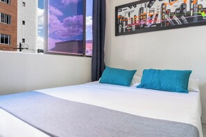 Quarto casal clássico, vista para a cidade | Cofres nos quartos, escrivaninha, Wi-Fi de cortesia