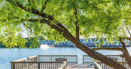 Charming 3-bedroom townhome Near Historic Downtown + Balcony + Lake Access