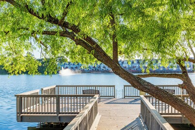 Charming 3-bedroom townhome Near Historic Downtown + Balcony + Lake Access