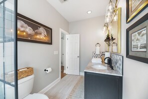 Hair dryer, towels, soap, shampoo - Charming 3-bedroom townhome Near Historic Downtown + Balcony + Lake Access (North Charleston)