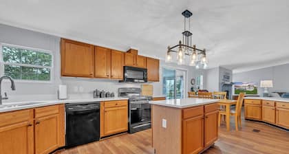 Charming waterfront 3-bedroom house