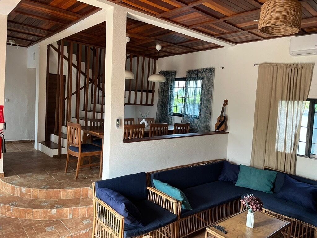 Smart TV, chimenea y monitor de computadora 