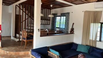 Smart TV, chimenea y monitor de computadora