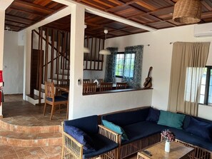 Een smart-tv, een open haard en een computerscherm