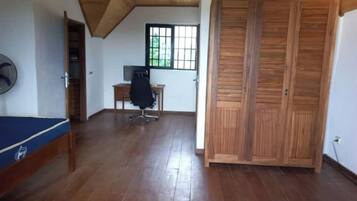 4 Schlafzimmer, Schreibtisch, BĂŒgeleisen/BĂŒgelbrett, kostenloses WLAN