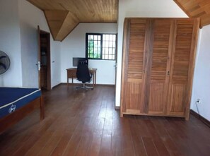 4 bedrooms, desk, iron/ironing board, free WiFi