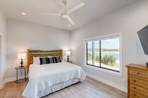 3 bedrooms, Internet, bed sheets - Modern lakefront home with multi levels and gorgeous views (Canyon Lake)