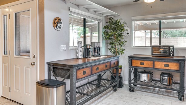Une cuisine équipée d’un coin café, d’un grille-pain et d’une mijoteuse.