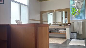 Chambre Premium, vue jardin | Salle de bain | Douche, serviettes fournies, savon, shampoing