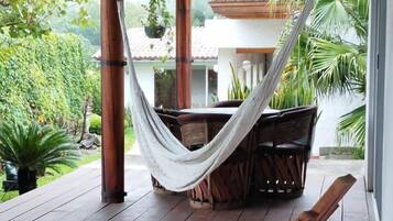 Habitación superior, vista al jardín | Terraza o patio