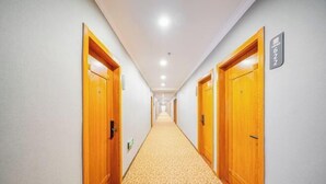 A hotel hallway with wooden doors, a patterned carpet, and a sign indicating room number 622. - Songyi Hotel Songjiang University Town Rongfeng Life Square Branch (Shanghai)