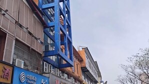 A multi-story building with a blue structural element. - Songyi Hotel Songjiang University Town Rongfeng Life Square Branch (Shanghai)