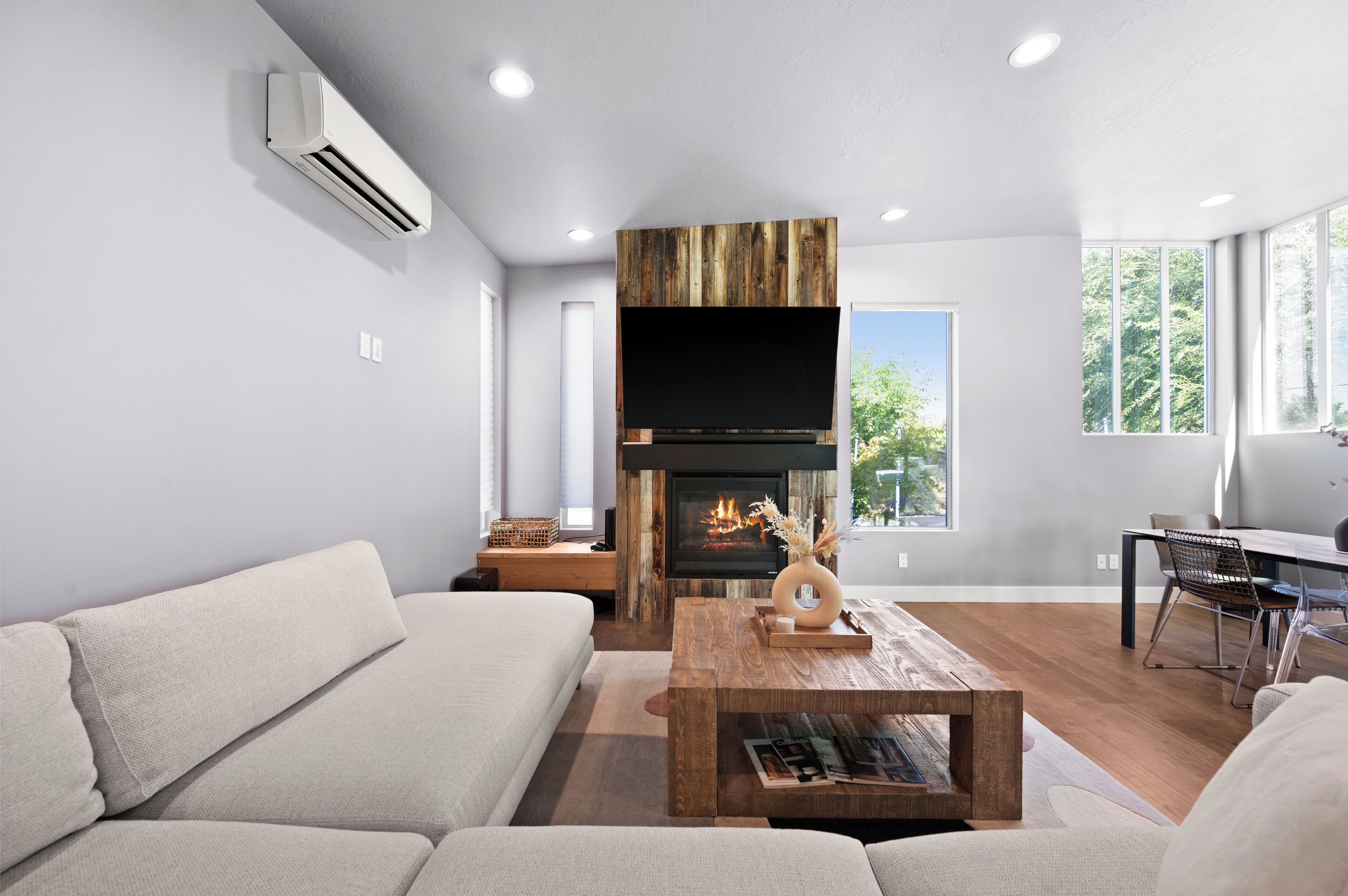 Smart TV, chimenea, videojuegos y biblioteca musical 