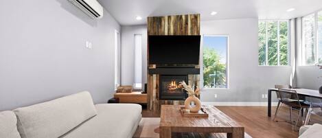 Smart-TV, Kamin, Videospiele, Musikbibliothek