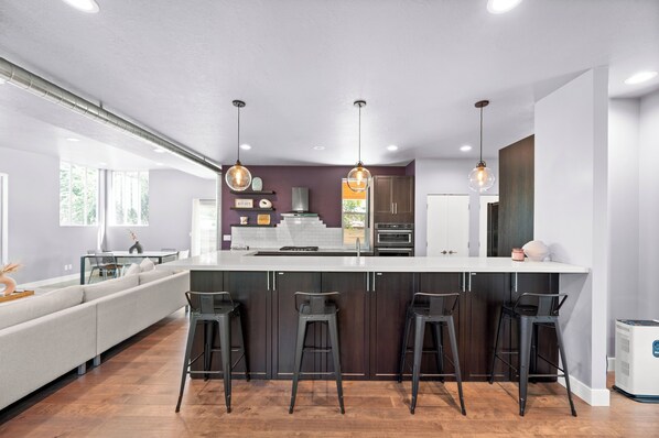 Réfrigérateur, micro-ondes, four, plaque de cuisson