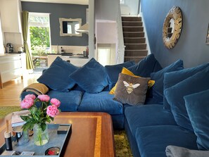 Smart TV, lareira, livros, impressoras