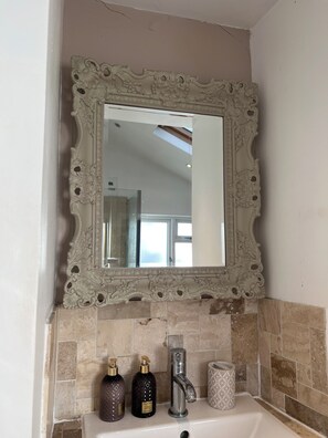 Asciugacapelli, asciugamani, sapone, shampoo
