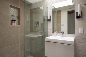 Toallas, jabón, papel de baño 