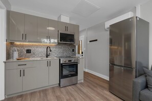 Microondas, horno, placa de cocina