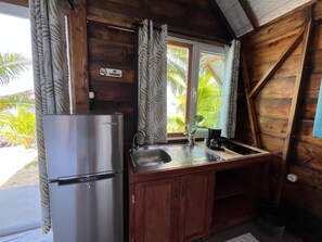 Kühlschrank, Herdplatte, Wasserkocher mit Kaffee-/Teezubehör