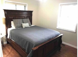 2 bedrooms, iron/ironing board, free WiFi, bed sheets - Bison Hall 1, no cleaning fee, 1 block from Harding (Searcy)