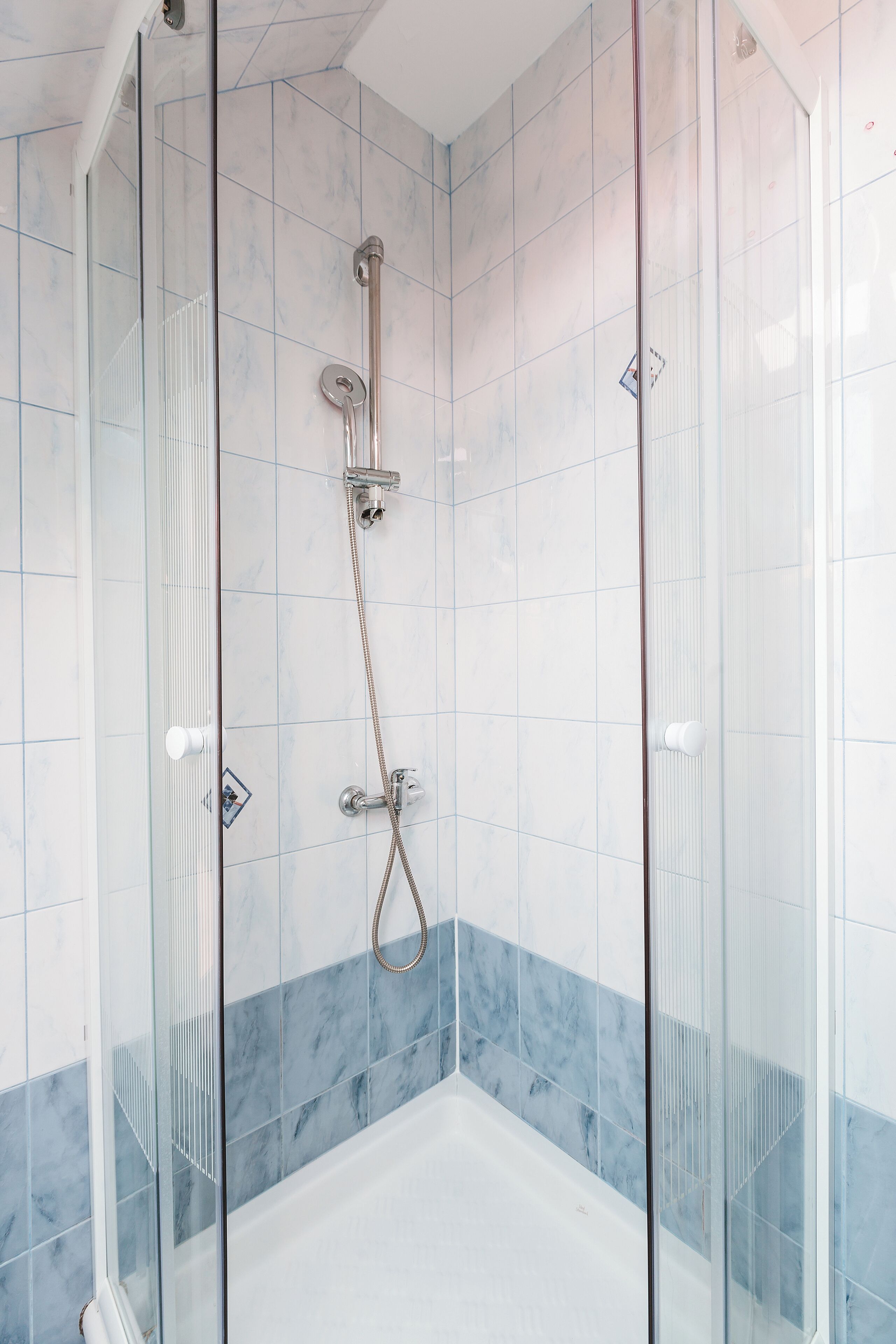 Haartrockner, Handtücher, Seife, Toilettenpapier