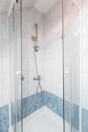 ヘアドライヤー、タオル、石鹸、トイレットペーパー