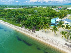Plage, chaises longues, serviettes de plage
