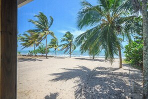 Plage, chaises longues, serviettes de plage
