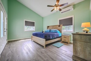 2 bedrooms, in-room safe, iron/ironing board, free WiFi