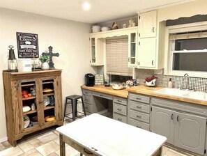 Fridge, microwave, oven, dishwasher - Bison Hall 2, no cleaning fee, 1 block from Harding (Searcy)