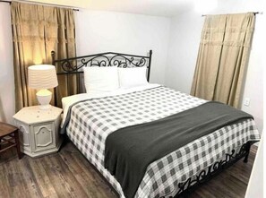 3 bedrooms, iron/ironing board, free WiFi, bed sheets - Bison Home, no cleaning fee. 1 block from Harding (Searcy)