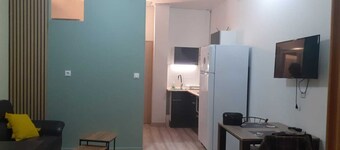 LOVELY HYPERCENTRAL STUDIO