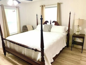 3 bedrooms, iron/ironing board, free WiFi, bed sheets - Bison Hall 4, no cleaning fee, near court square (Searcy)