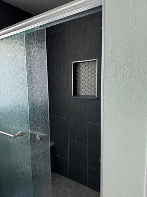 Dusche, Haartrockner, Handtücher, Seife