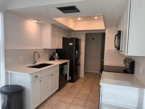 Een microgolfoven, een oven, een kookplaat, een vaatwasser